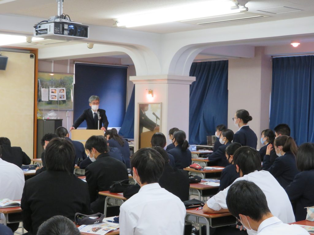 質問をしている様子